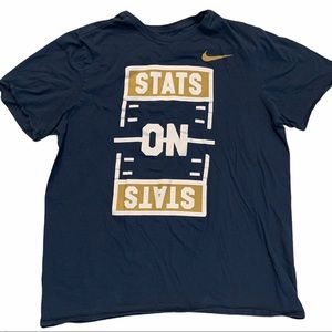THE NIKE TEE Stats On Stats Short Sleeve T-Shirt